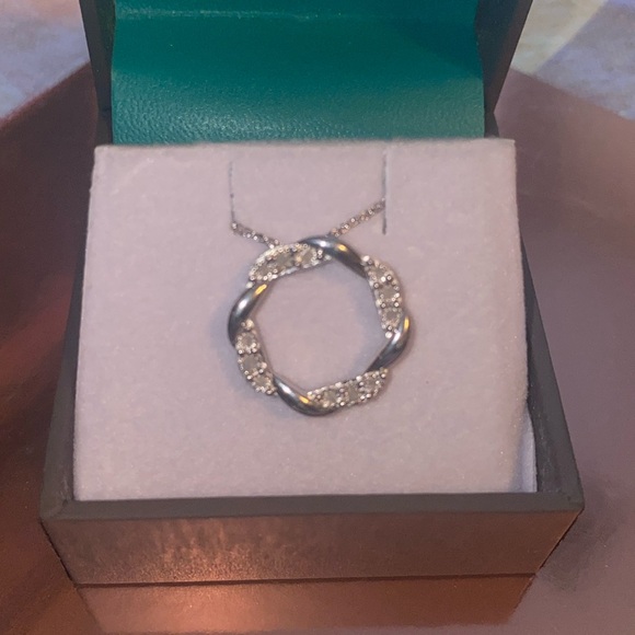 Diamond Pendant with chain - Picture 5 of 6